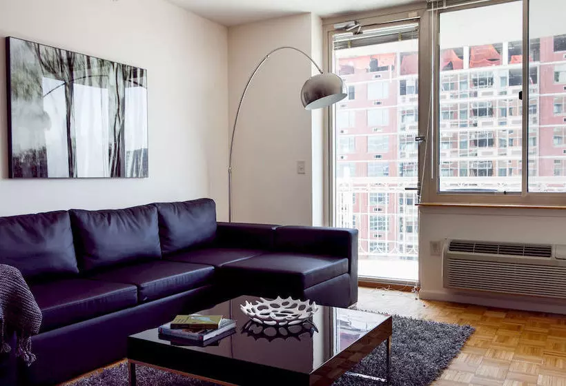 فندق Churchill At Washington Blvd