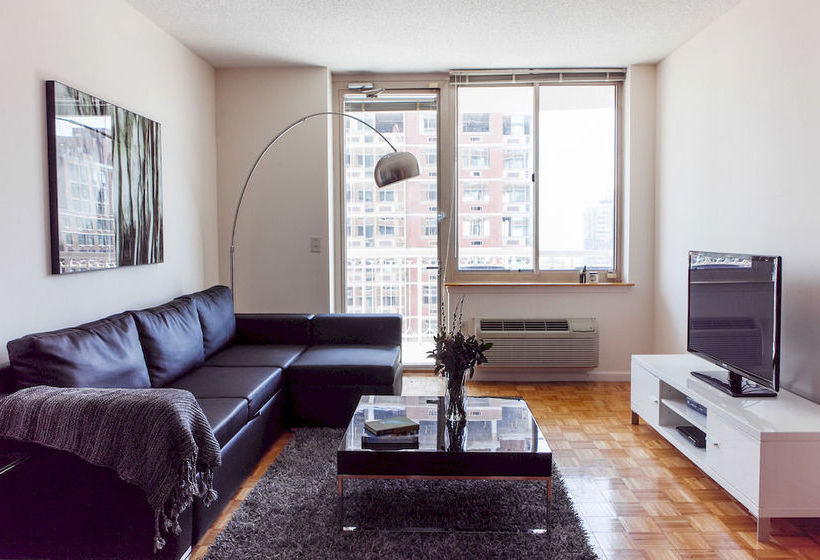 فندق Churchill At Washington Blvd