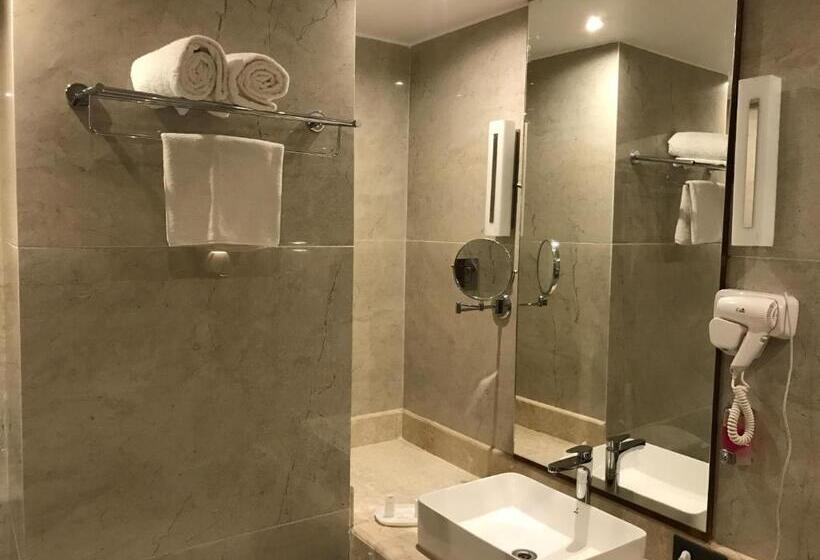 בית מלון כפרי The Royal Melange Beacon