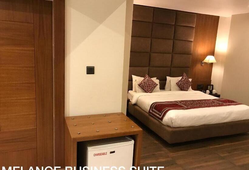 בית מלון כפרי The Royal Melange Beacon