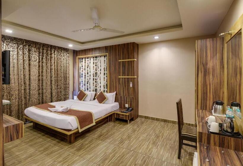 בית מלון כפרי The Royal Melange Beacon