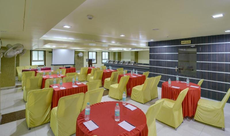 בית מלון כפרי The Royal Melange Beacon