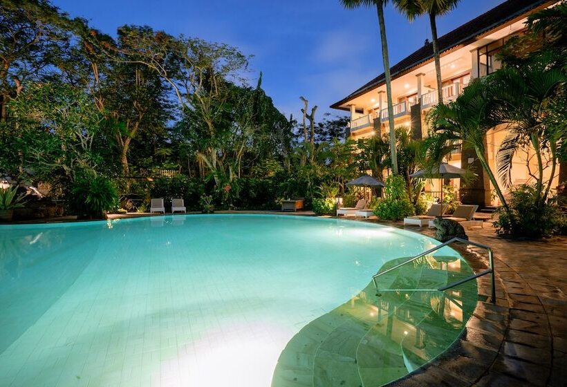 منتجع Kumala Pantai