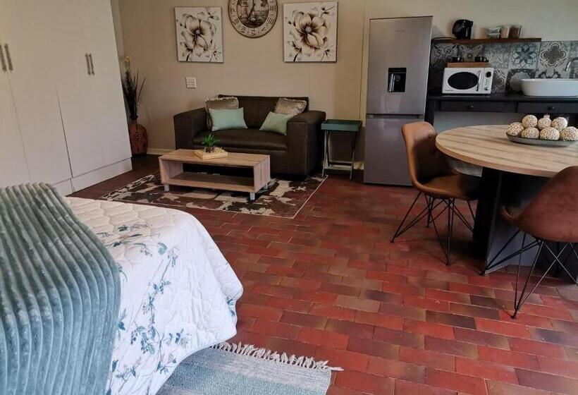 بنسيون Dr M Beauty Lounge And Guest House