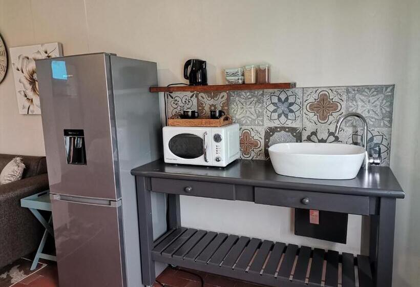 بنسيون Dr M Beauty Lounge And Guest House