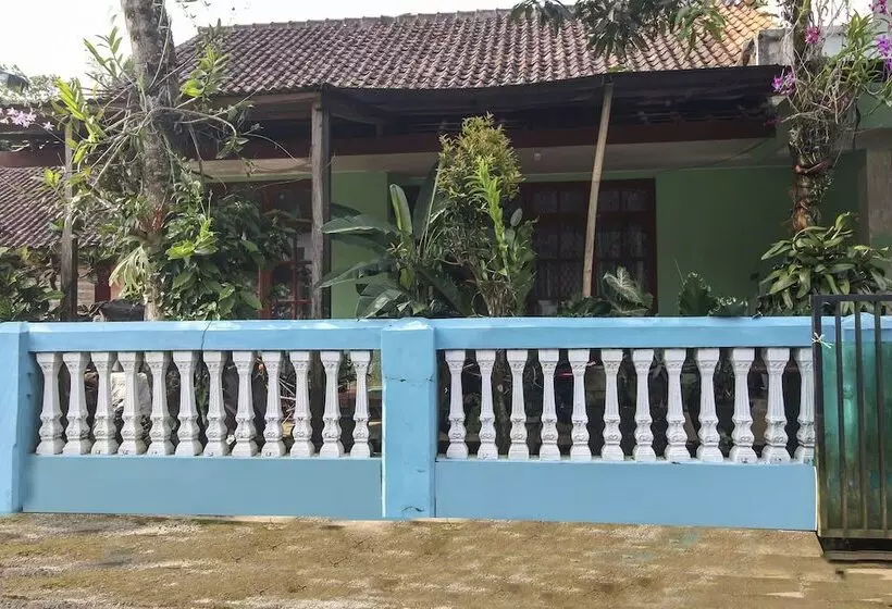 Hotelli Oyo Homes 91155 Desa Wisata Selamanik Ciamis