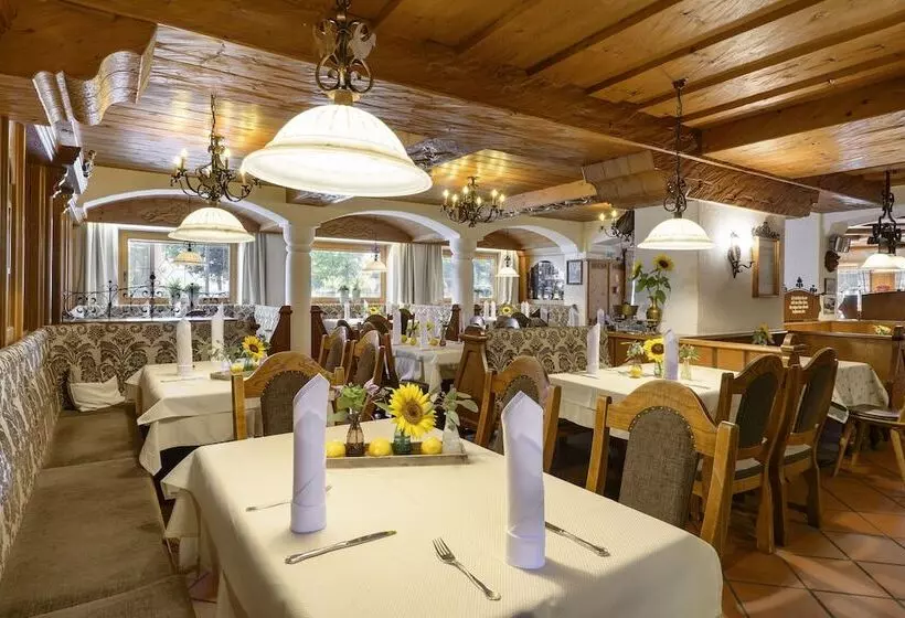 ホテル Wirtshaus Sattlerwirt