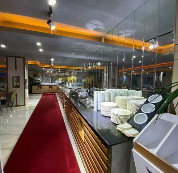 Farah Sui̇t