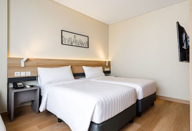 בית מלון כפרי Quest Prime Pemuda   Semarang