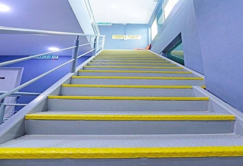 Hotel Oyo 90478 Marina World