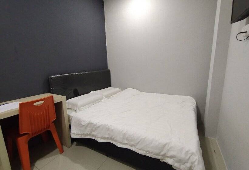 Hotel Oyo 90478 Marina World