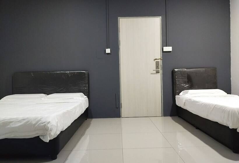 Hotel Oyo 90478 Marina World