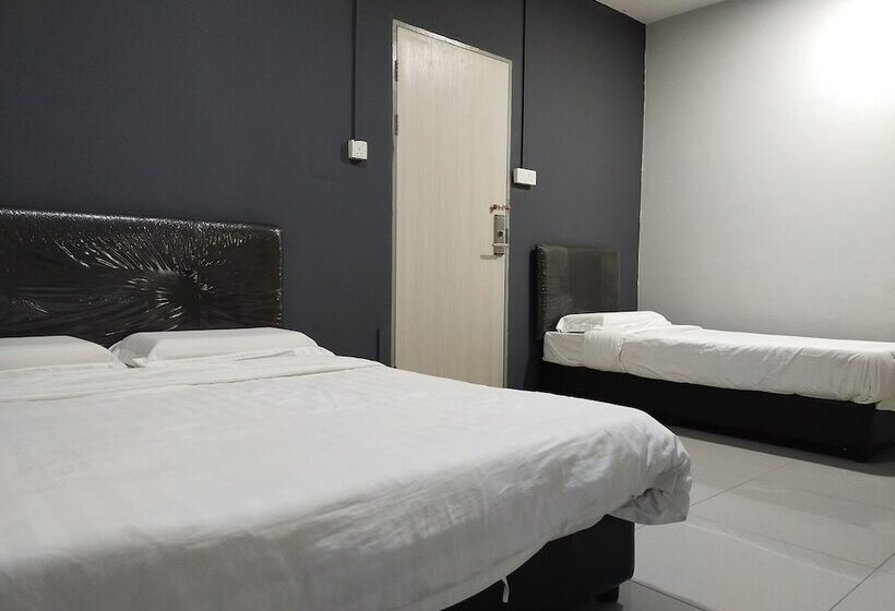 Hotel Oyo 90478 Marina World