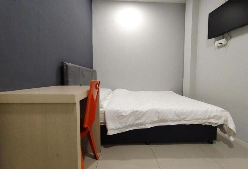 Hotel Oyo 90478 Marina World