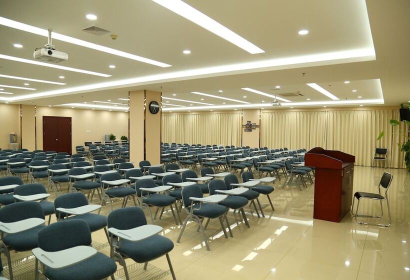 Отель Greentree Inn Beijing Guangmingqiao Express Apartment