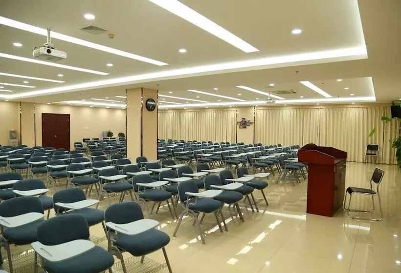 Отель Greentree Inn Beijing Guangmingqiao Express Apartment