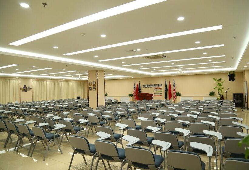 Отель Greentree Inn Beijing Guangmingqiao Express Apartment