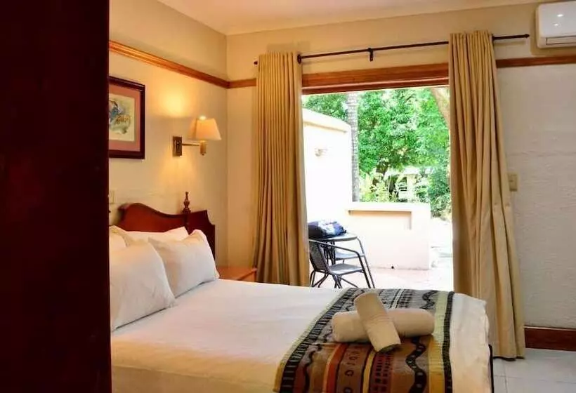 Отель Numbi & Garden Suites