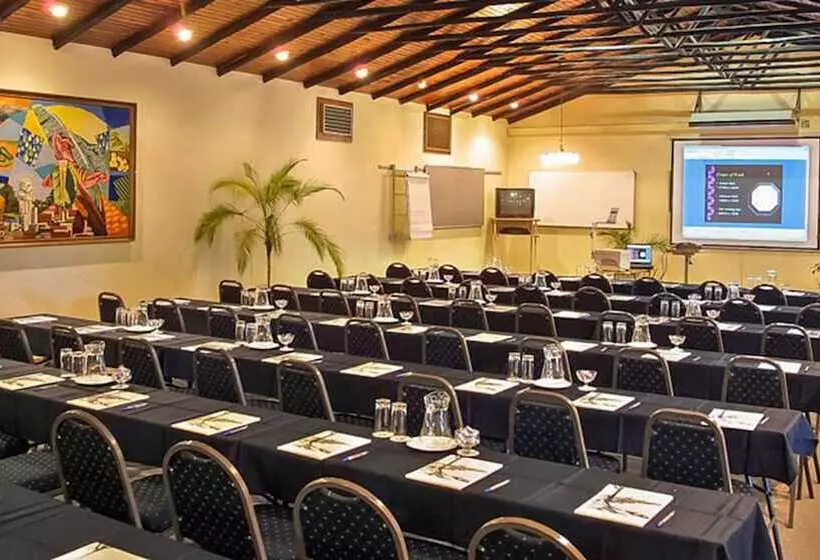 Отель Numbi & Garden Suites