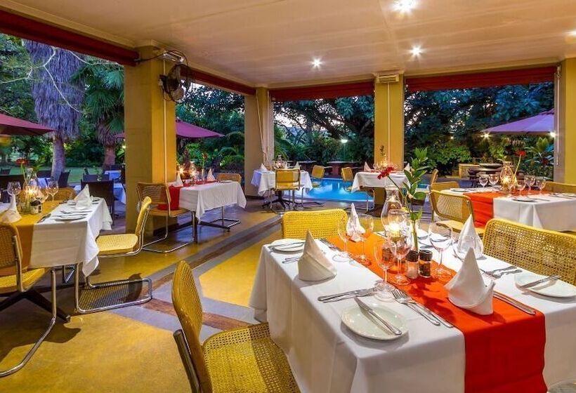 Отель Numbi & Garden Suites