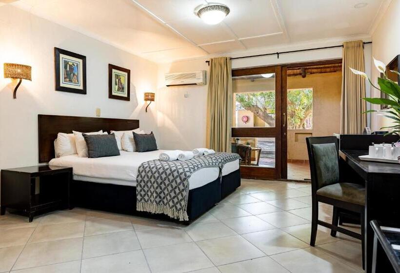 Отель Numbi & Garden Suites