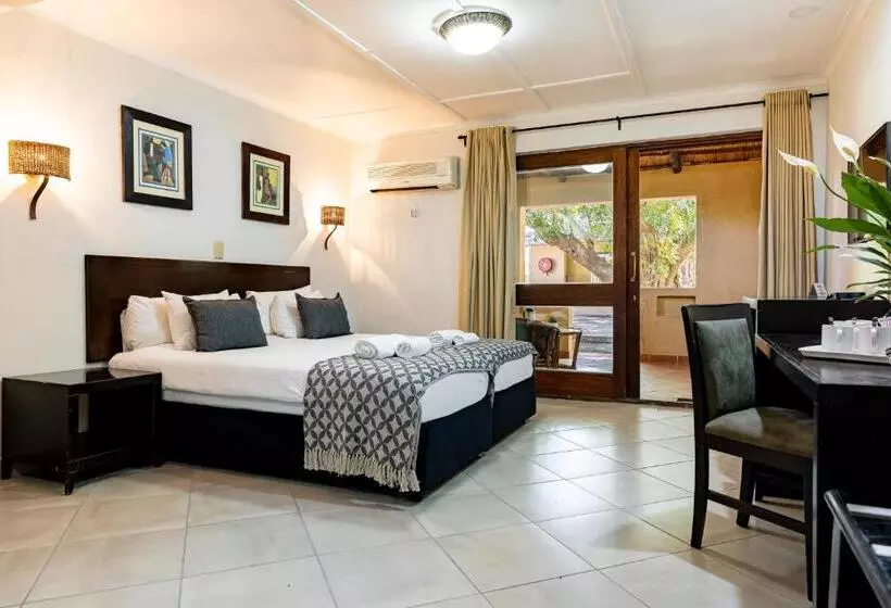 Отель Numbi & Garden Suites