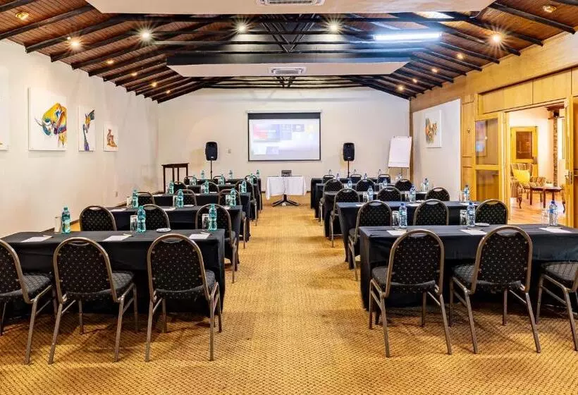 Отель Numbi & Garden Suites