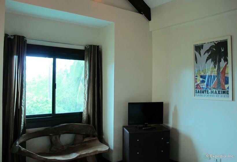 استراحتگاه The Manor At Puerto Galera