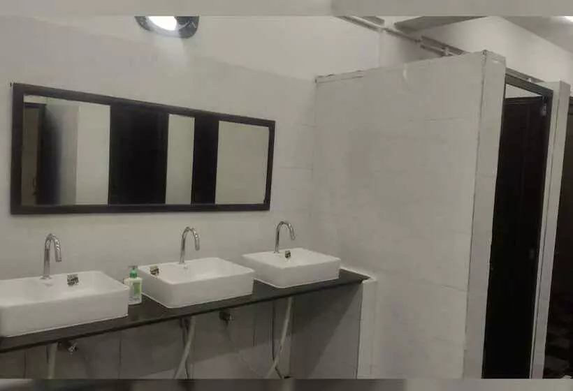 Retkeilymaja Abuzz Oxfordcaps Ccc Zirakpur, Chandigarh