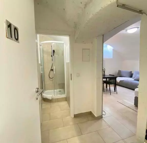 ユースホステル Innsbruck Underground Atelier