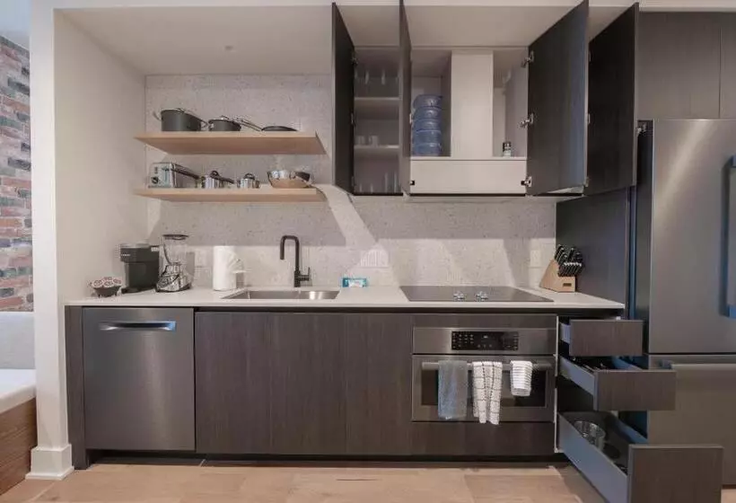 Upscale Rainey St Condo Homes   Peloton, Gym, Rooftop Pool, Wifi Included