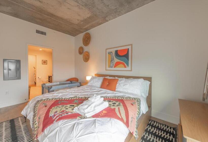 Upscale Rainey St Condo Homes Peloton, Gym, Rooftop Pool, Wifi Included
