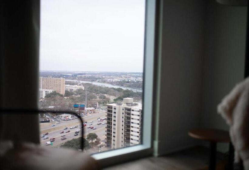 Upscale Rainey St Condo Homes   Peloton, Gym, Rooftop Pool, Wifi Included