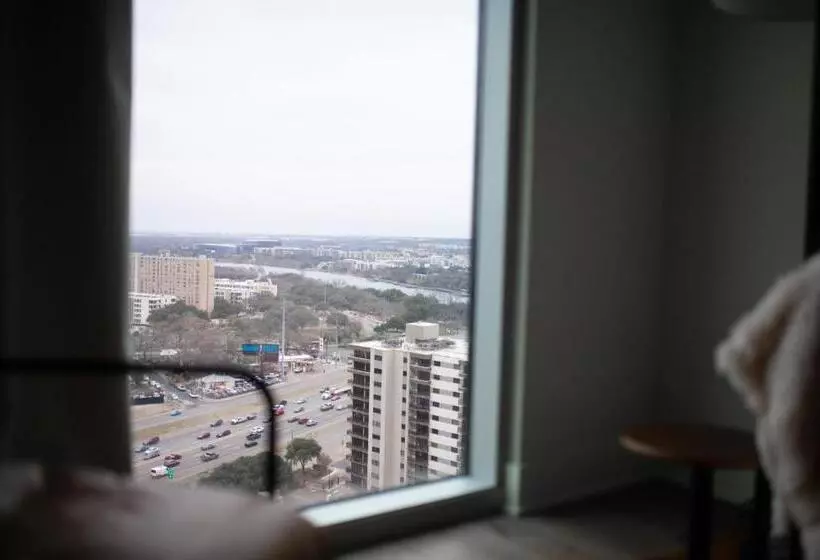 Upscale Rainey St Condo Homes   Peloton, Gym, Rooftop Pool, Wifi Included