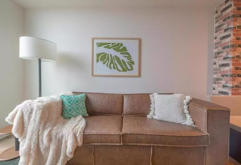 Upscale Rainey St Condo Homes   Peloton, Gym, Rooftop Pool, Wifi Included