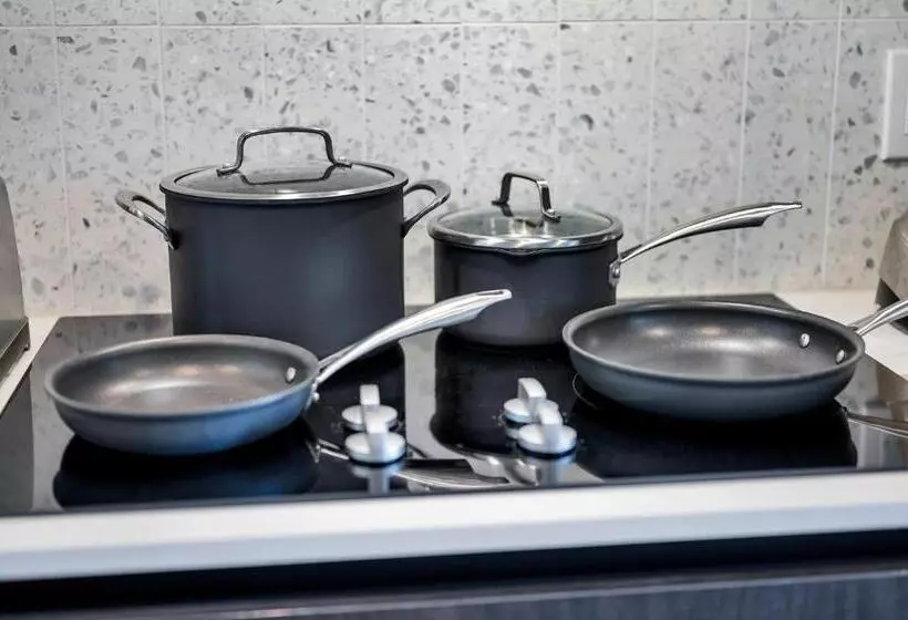 Upscale Rainey St Condo Homes   Peloton, Gym, Rooftop Pool, Wifi Included