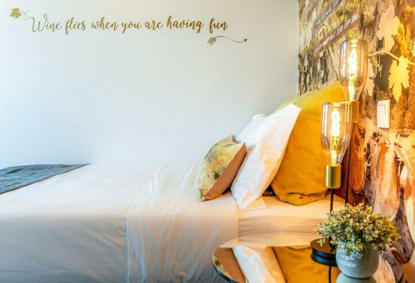 تختخواب و صبحانه Lisbon Wine House   Rooms & Suites