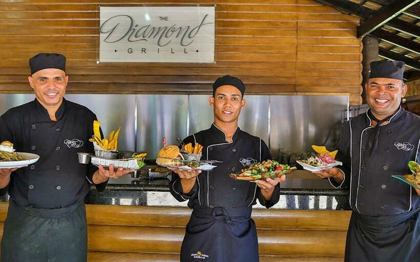 בית מלון כפרי Affordable Luxury Resort Club