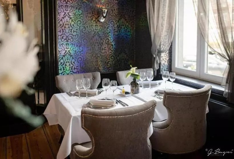 Hotelli Boutique Hôtel, La Cour De La Reine, Rooftop & Bistronomique Restaurant