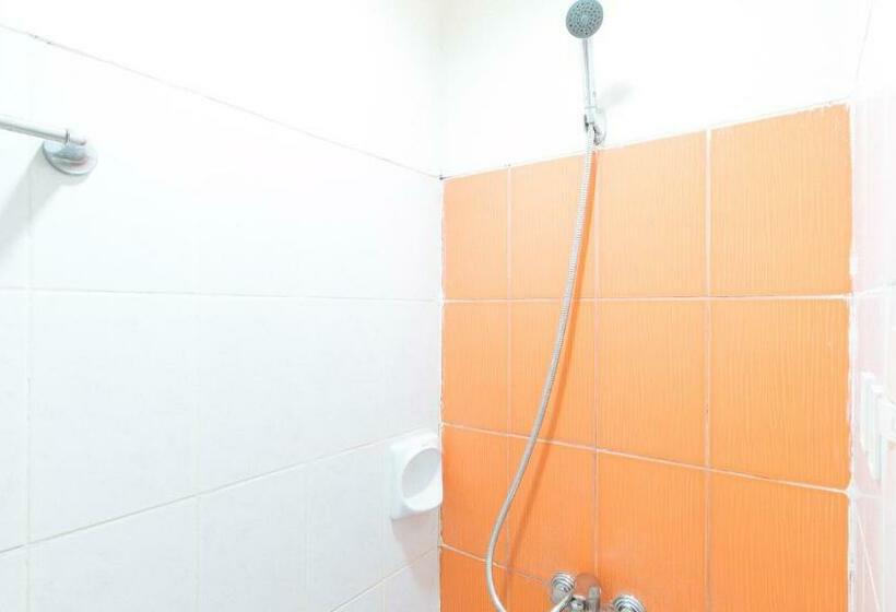 Reddoorz Hostel @ Molino Beach Resort