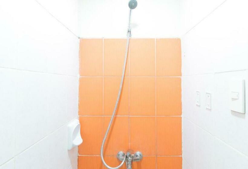 Reddoorz Hostel @ Molino Beach Resort