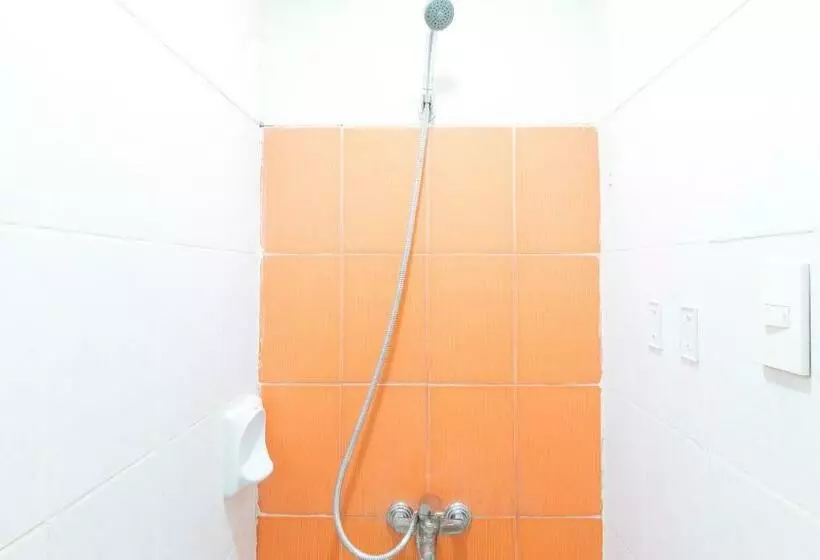 Reddoorz Hostel @ Molino Beach Resort