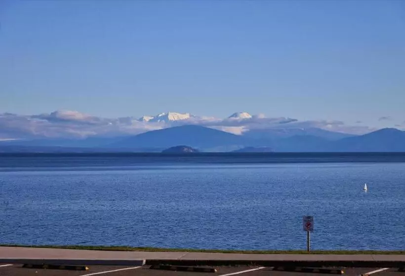 Colonial Lodge Motel