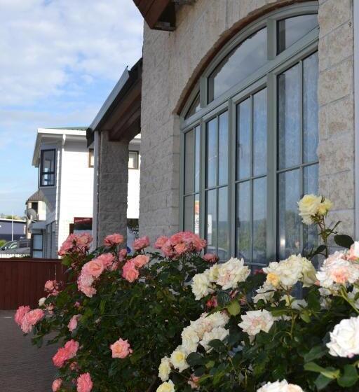 Colonial Lodge Motel