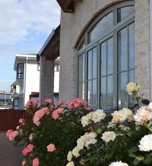 Colonial Lodge Motel