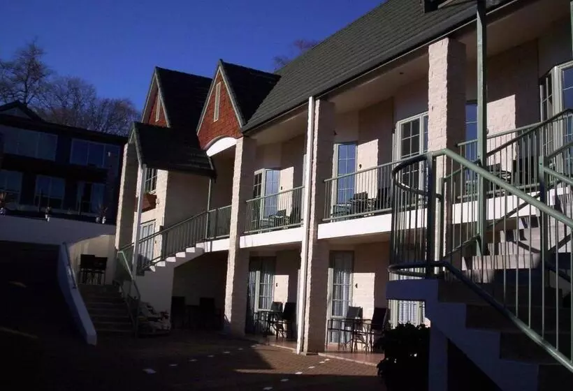 Colonial Lodge Motel