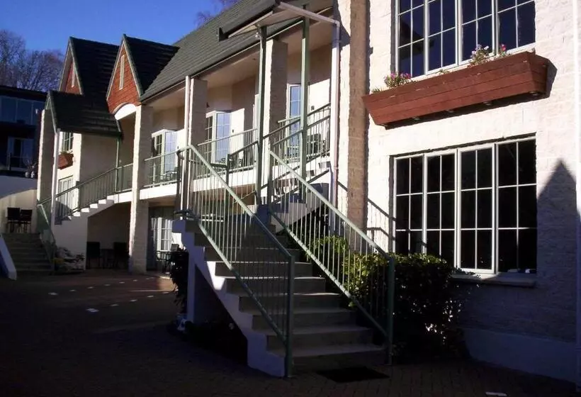 Colonial Lodge Motel