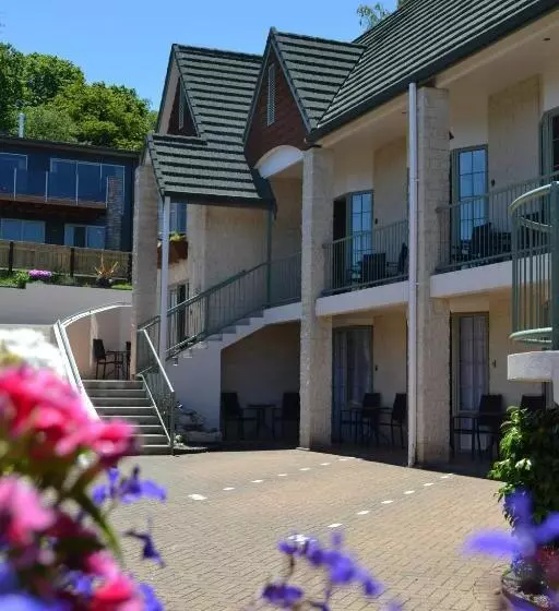 Colonial Lodge Motel