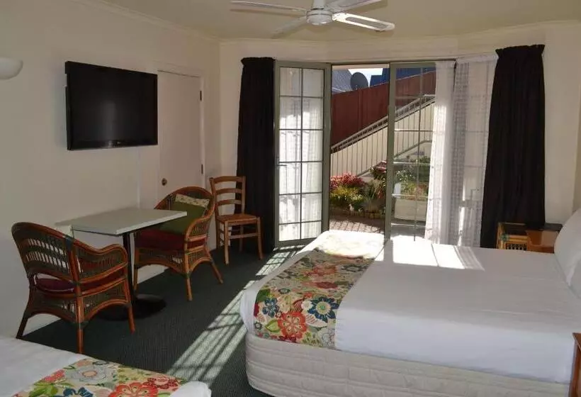 Colonial Lodge Motel