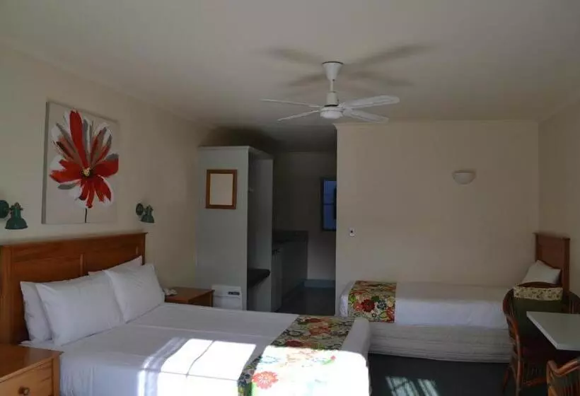 Colonial Lodge Motel